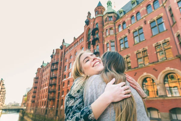 Meninas felizes abraçando e abraçando em Hamburgo — Fotografia de Stock