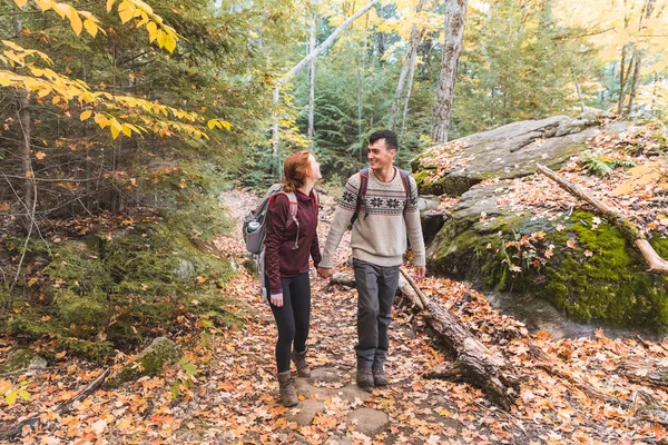Couple hiking in the woods in Canada — Stock Photo, Image