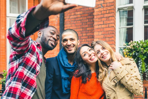 Grupo multirracial de amigos tomando uma selfie juntos — Fotografia de Stock