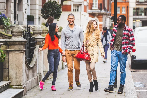 Мультирасовая группа друзей, гуляющих по Лондону — стоковое фото