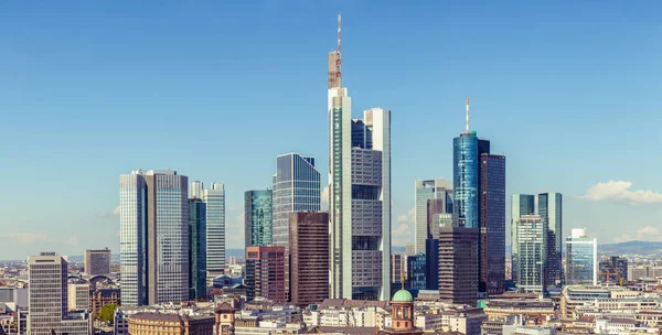 Frankfurt manzarası havadan görünümü, gökdelenler ve şehir — Stok fotoğraf