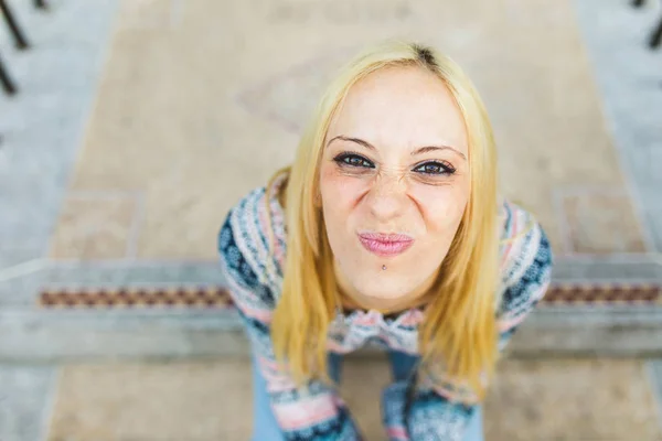 Loira menina retrato de cima sorrindo para a câmera — Fotografia de Stock