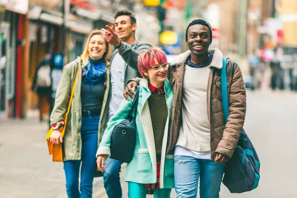 Groep jonge vrienden wandelen in Londen — Stockfoto