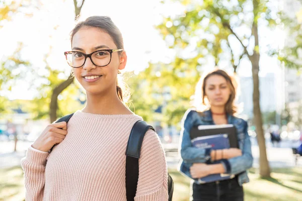 Meninas estudantes retrato no parque — Fotografia de Stock