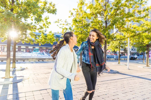 Bästa vänner promenader tillsammans och ha roligt i Toronto — Stockfoto