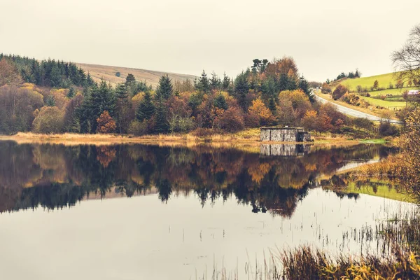 Herfst panorama: bomen met reflecties op het meer — Stockfoto