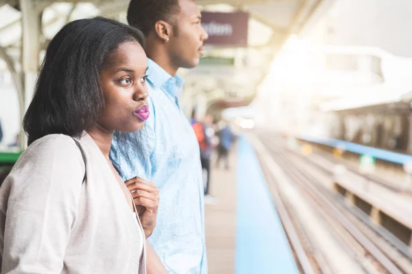 Zwarte paar bij metrostation in Chicago — Stockfoto