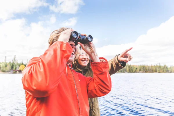 Glückliches Paar blickt durch ein Fernglas — Stockfoto