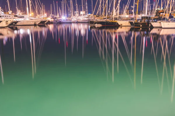 Plují lodě a jachty v přístavu v noci — Stock fotografie