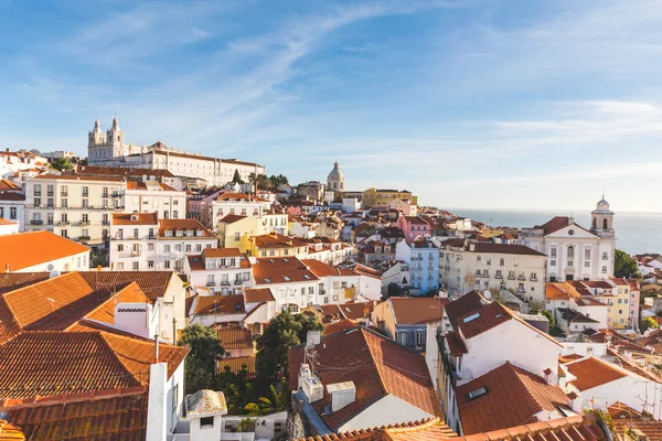 Vista panorámica del techo de Lisboa en un día soleado — Foto de Stock