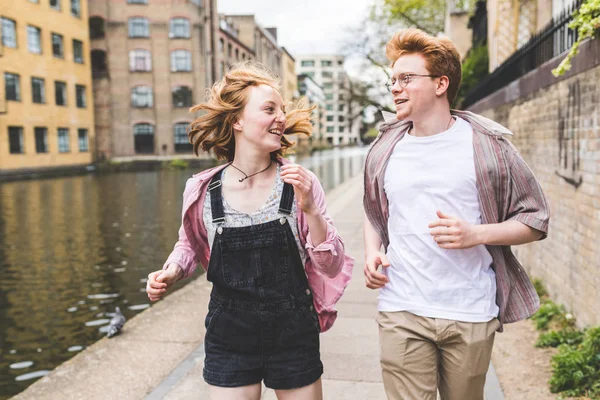 Kızıl saçlı çift çalıştıran ve having fun