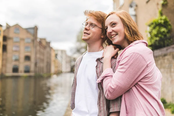 Retrato de casal de cabelos vermelhos no lado do canal — Fotografia de Stock