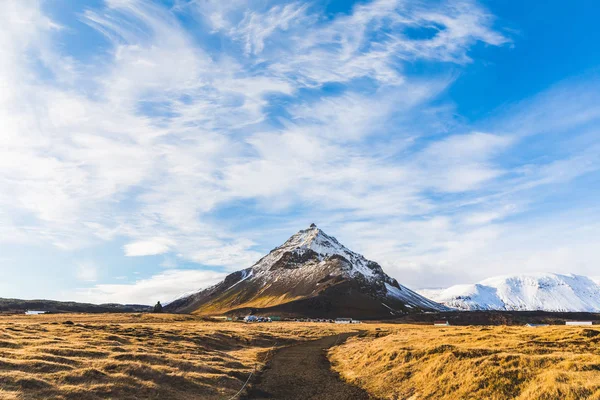 Гора з снігу в Ісландії, зимовий пейзаж — стокове фото