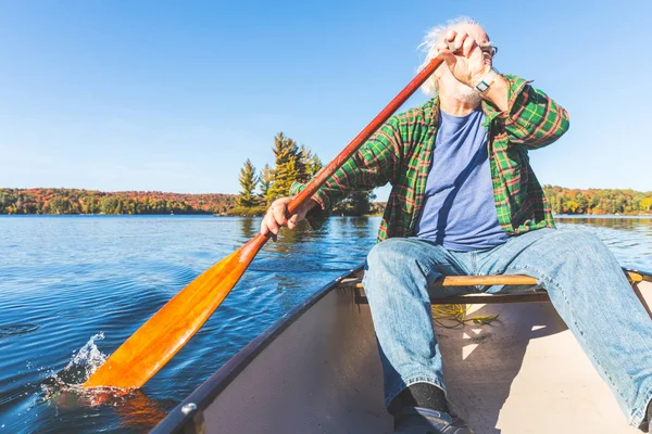 Äldre man med kanot rodd på en solig dag — Stockfoto