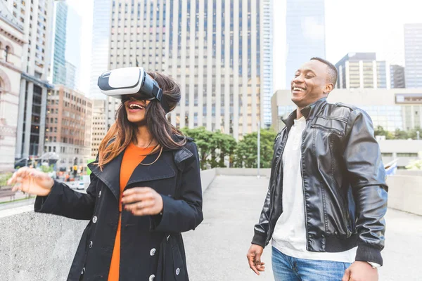 Mujer y hombre sonriendo y jugando con auriculares de realidad virtual —  Fotos de Stock
