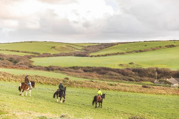 People riding horses in the countryside — Stock Photo, Image