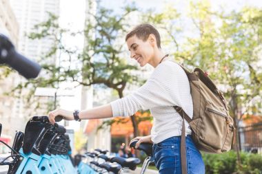 Şehir bisikleti Chicago'da Paylaşımı kullanan kadın