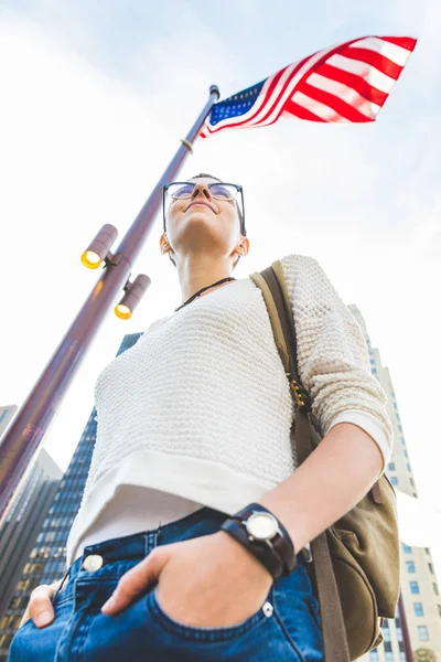 Frauenporträt in Chicago mit US-Flagge auf Hintergrund — Stockfoto