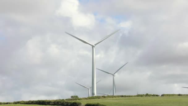 Windpark op het platteland, power generatie — Stockvideo