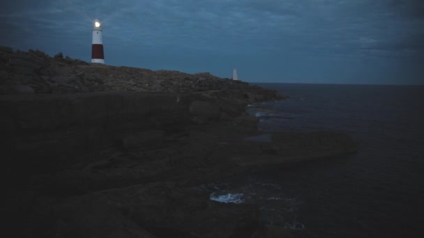 Farol no penhasco à noite na Inglaterra — Vídeo de Stock