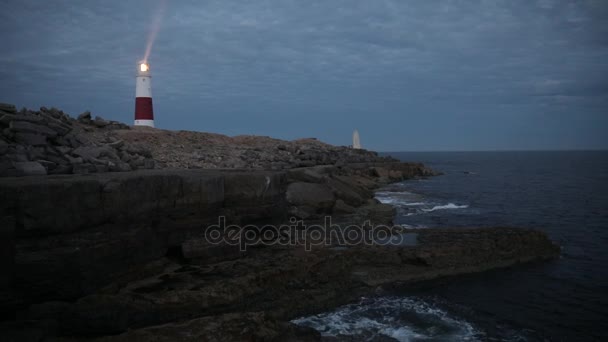 Farol no penhasco à noite na Inglaterra — Vídeo de Stock