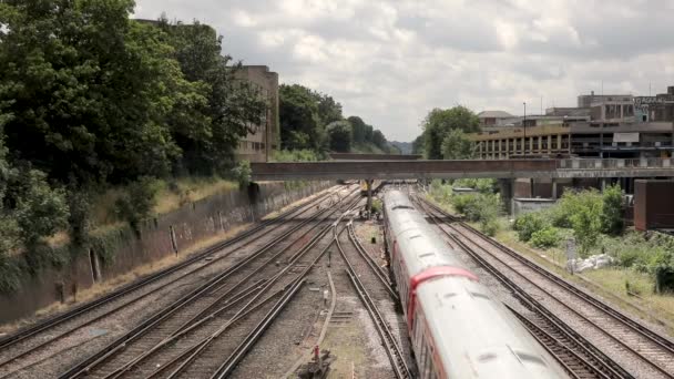 Chemin de fer et trains passant, vue aérienne, mouvement rapide — Video