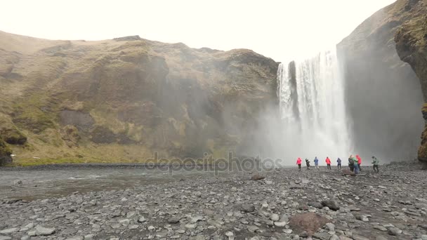 Skogafoss Wasserfall in Island mit Touristen beim Fotografieren — Stockvideo