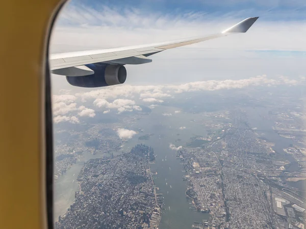 Vista aérea de Nueva York a través de la ventana del avión —  Fotos de Stock