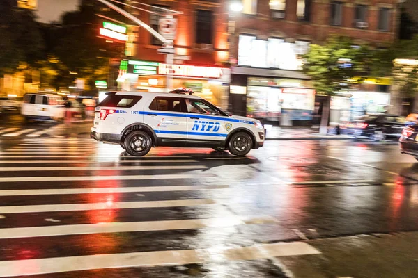 Полицейская машина мчится в Нью-Йорк — стоковое фото