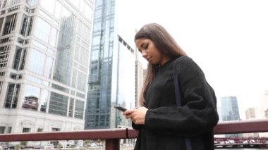 Şehrin telefonda kız manifatura