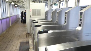 Metro yolculuğu için temassız kart kullanan kız