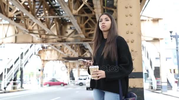 Menina acenando mão com telefone saudando táxi — Vídeo de Stock