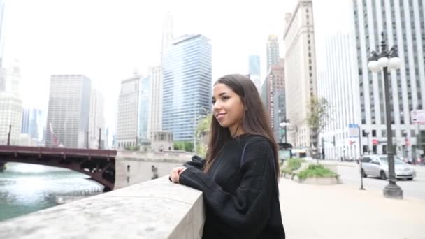 Portrait of a beautiful girl in the city — Stock Video