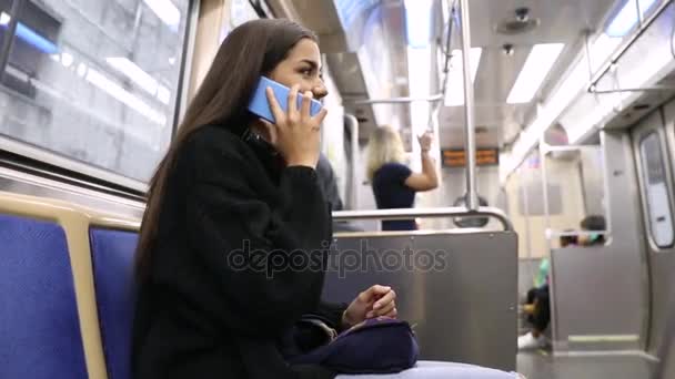 Chica hablando por teléfono en los desplazamientos en metro — Vídeos de Stock