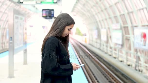 Chica con teléfono en la estación de tren en Chicago — Vídeos de Stock