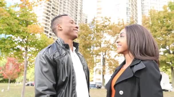 Счастливая чёрная пара смеётся над парком — стоковое видео