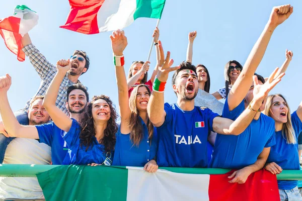 Partidarios italianos celebrando en el estadio con banderas —  Fotos de Stock