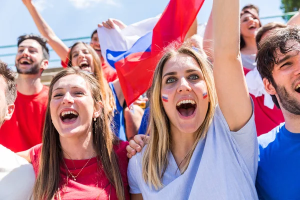 Ryska supportrar firar på stadion med flaggor — Stockfoto