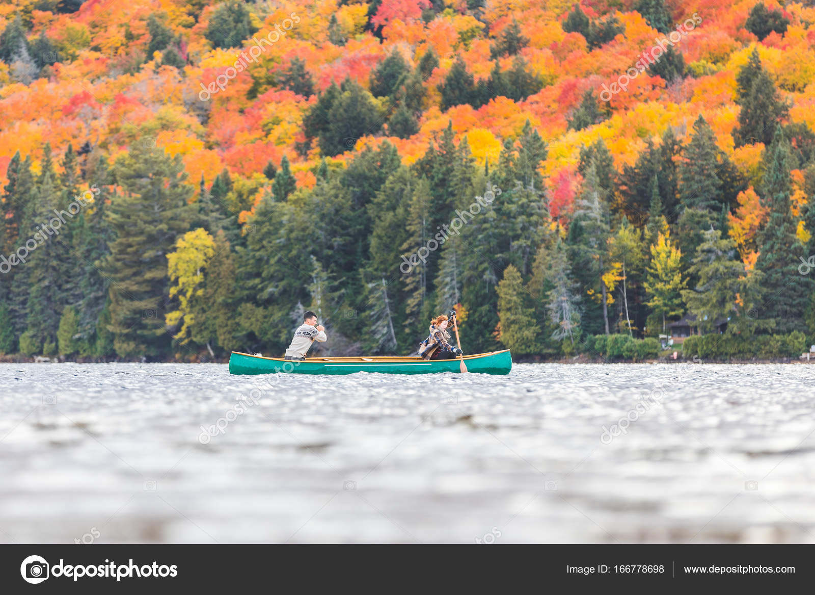 Meget sur skinke Absay Couple on a canoe at lake in autumn, Canada Stock Photo by ©william87  166778698