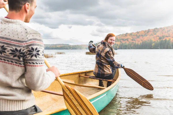 Paar auf einem Kanu auf einem See im Herbst, Kanada — Stockfoto