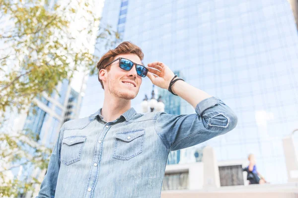 Pelirroja retrato de hombre en un día soleado en Chicago — Foto de Stock