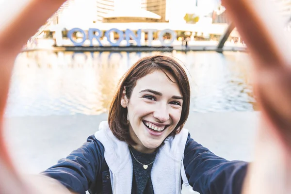 Menina sorridente feliz tomando uma selfie em Toronto — Fotografia de Stock