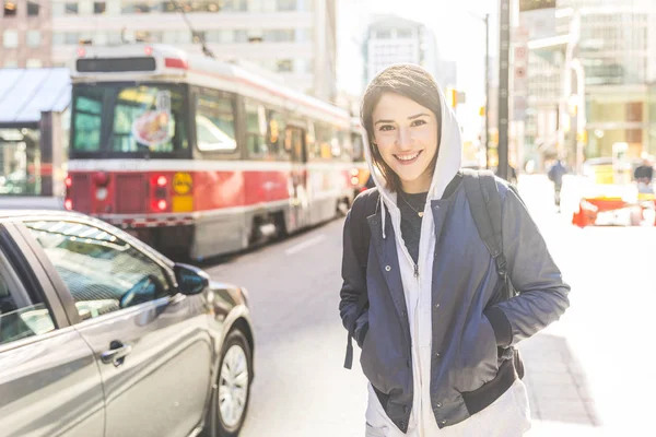 Retrato de mujer sonriente por la calle de la ciudad — Foto de Stock