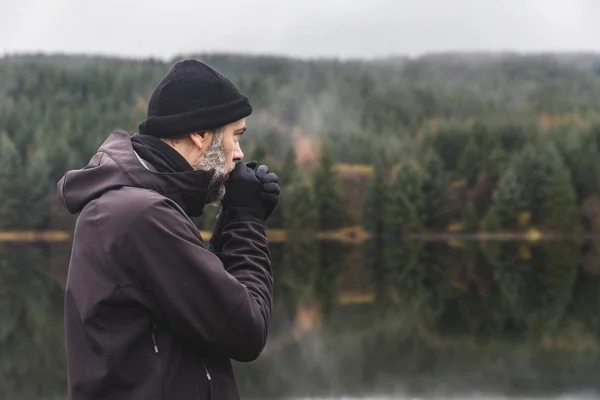 Homme avec portrait de barbe en plein air en automne — Photo