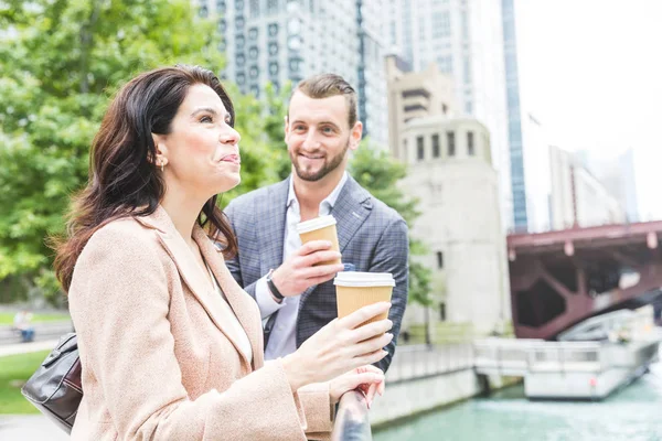 Gli uomini d'affari si incontrano e parlano a Chicago — Foto Stock