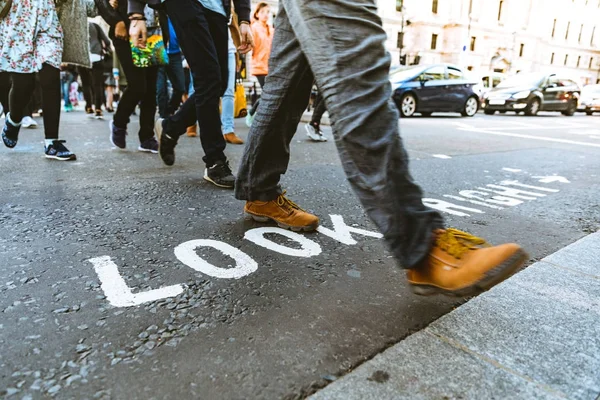 Orang-orang menyeberang jalan di London, kaki dekat — Stok Foto