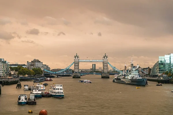 London under Ophelia storm med gula himmel — Stockfoto
