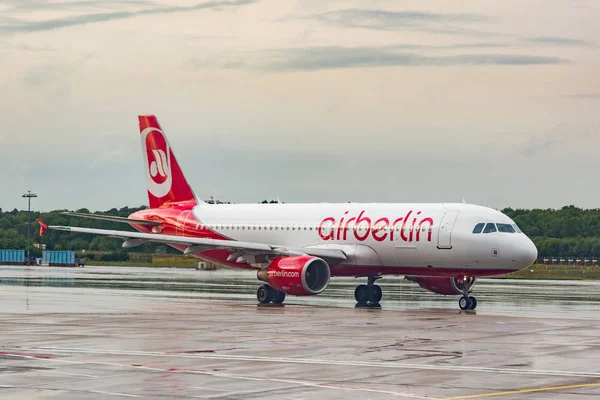 Airberlin Airbus A320 en el aeropuerto de Colonia-Bonn en el fugitivo — Foto de Stock