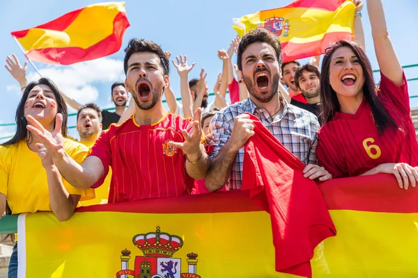 Apoiantes espanhóis torcendo no estádio com bandeiras — Fotografia de Stock