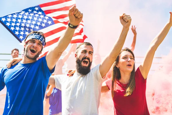 Les fans américains applaudissent au stade avec des drapeaux américains — Photo